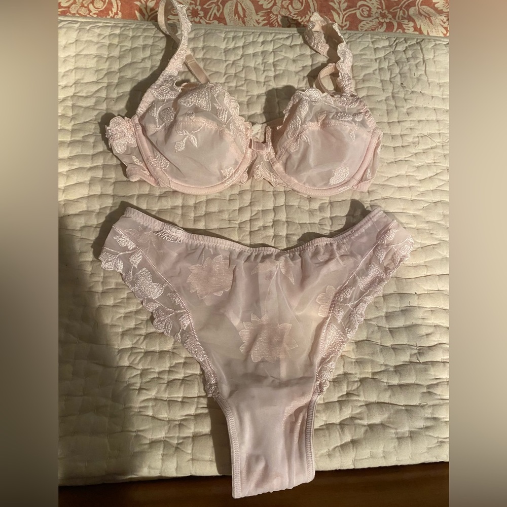 Light pink Lace Bra and thong size 34 B/S-M European brand.Excellent condition.